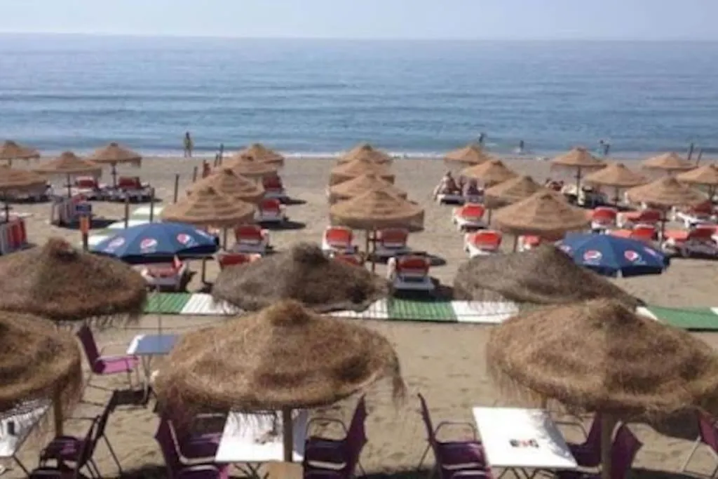 Precioso Bajo Recien Reformado Primera Linea Playa Estepona Spanien